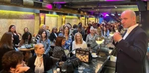 Το αδιαχώρητο στην εκδήλωση του Φώντα Μπαραλιάκου για τις γυναίκες