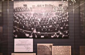 Φώντας Μπαραλιάκος: Με την ιδιότητα του Προέδρου της Επιτροπής της Βιβλιοθήκης της Βουλής στα εγκαίνια της έκθεσης «Το δικό μας Σύνταγμα, 1975–2025» 4 Φώντας Μπαραλιάκος: Με την ιδιότητα του Προέδρου της Επιτροπής της Βιβλιοθήκης της Βουλής στα εγκαίνια της έκθεσης «Το δικό μας Σύνταγμα, 1975–2025»